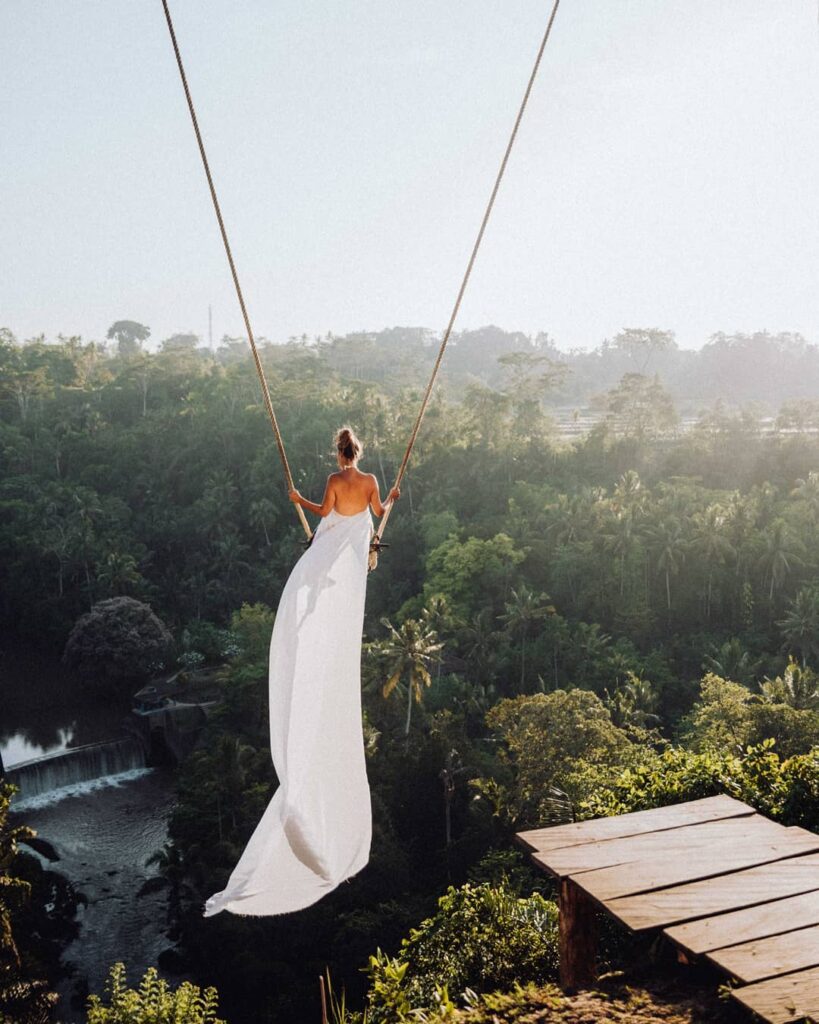 Femme sur une balançoire à Bali avec une flying dress faite maison