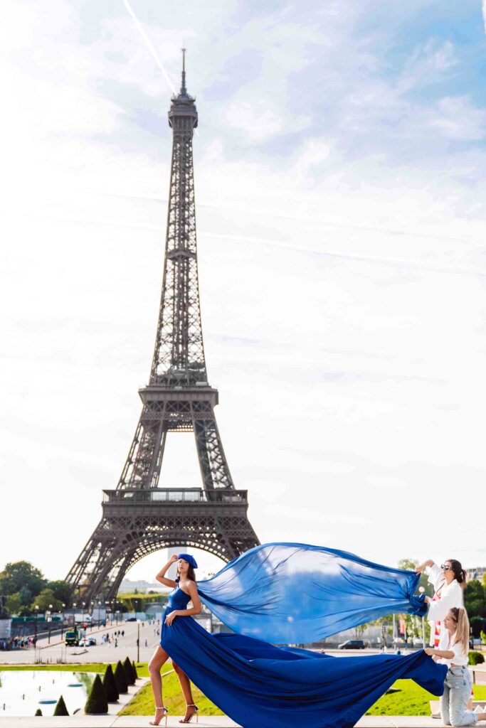 séance photo de flying dress devant la tour eiffel avec une robe bleu roi.