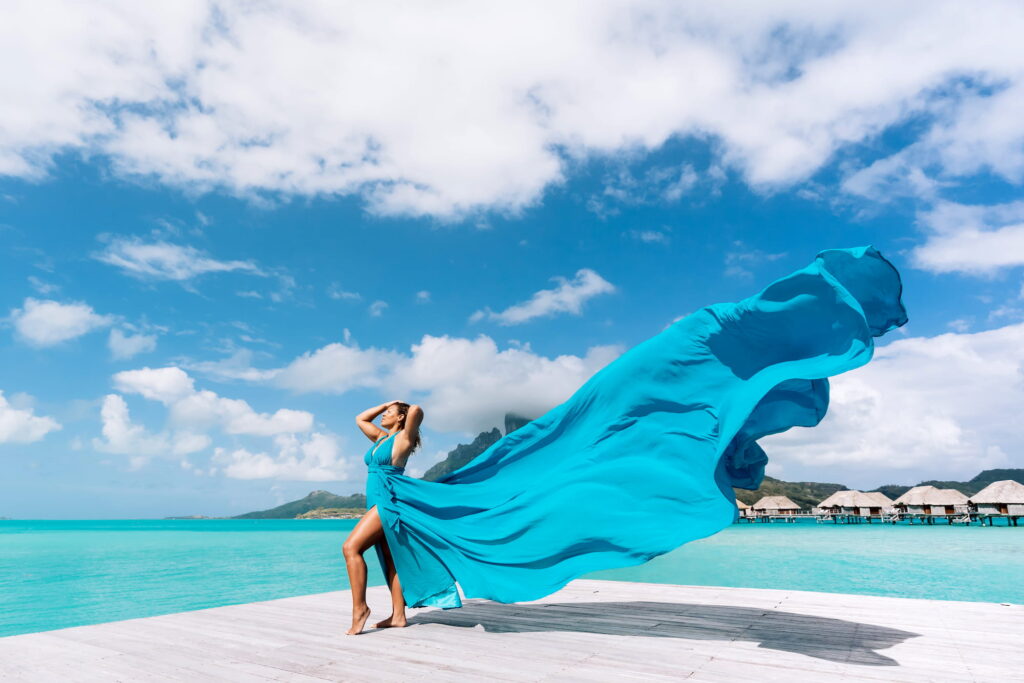 Seance photo de flying dress à bora bora avec une robe bleue